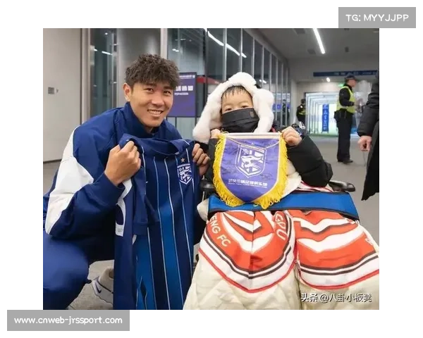 小球迷冲入场内拥抱偶像，被保安温和带离