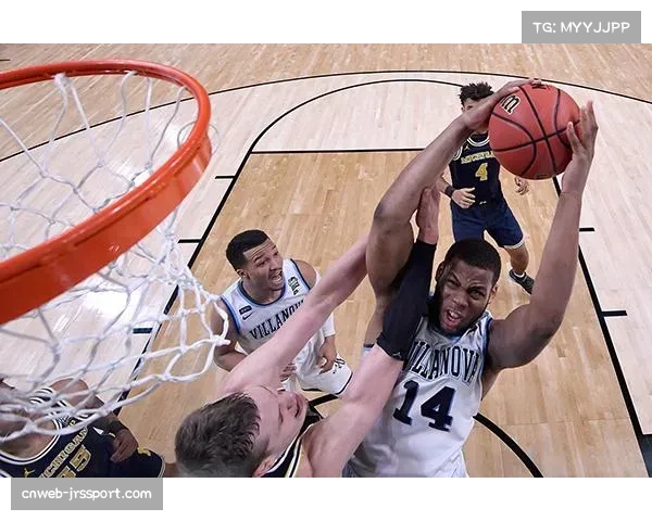 终场哨响，提前保级成功的卢顿队长洛克耶与队友相拥庆祝